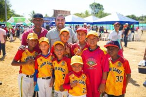 Gobernador Yamil Arana entrega dotación deportiva a clubes infantiles de Arjona Bolívar