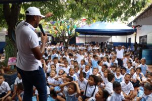 Estudiantes siembran plantas para embellecer su colegio y cuidar el entorno.
