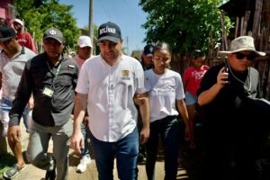 Gobernador inspecciona ribera erosionada junto a líderes comunitarios preocupados