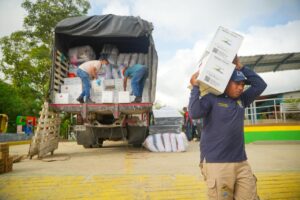 Helicóptero MI-17 de Hocol transporta provisiones esenciales a comunidades aisladas por inundaciones