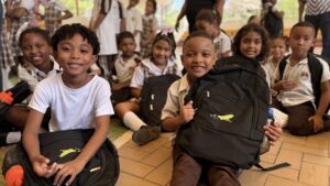 Comunidad educativa celebra inversión social que impulsa desarrollo académico y equidad.