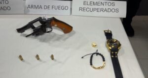 Pie de foto: El joven capturado portaba revólver y objetos robados en Cartagena.