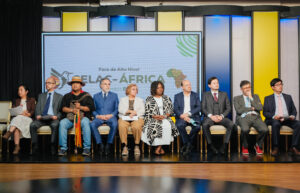 Delegaciones africanas y latinoamericanas dialogan sobre cacao y cuidado comunitario en Bogotá.