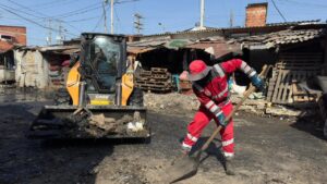 Operarios de Veolia recolectaron residuos en canales de Bazurto, protegiendo la Ciénaga de las Quintas.