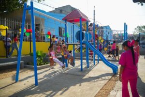 Niños reciben con alegría la cancha multifuncional que transforma el barrio Rosedal y María Cano.