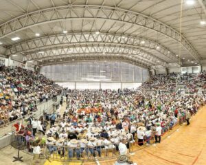  Campesinos celebran la entrega de tierras recuperadas en Córdoba.
