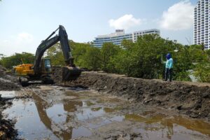 Obras urbanísticas avanzan en El Laguito, mejorando turismo y movilidad sostenible.
