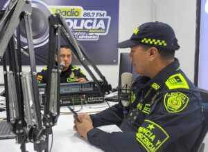 La radio como puente invisible que conecta almas y transforma silencios en compañía eterna.