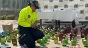 Botellas adulteradas incautadas durante allanamientos en Olaya Herrera, prueba clave contra la red.