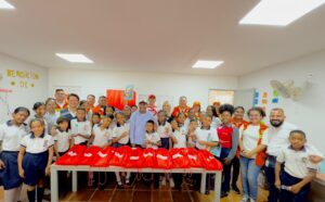 Estudiantes entregan materiales reciclables y reciben kits escolares como incentivo ambiental.