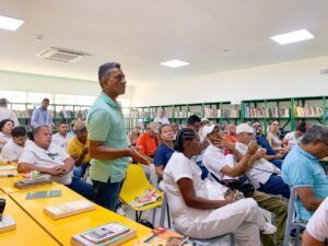 Líderes comunitarios dialogan con Aguas de Cartagena sobre mejoras en servicio.
