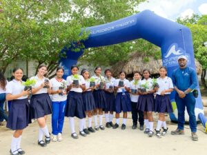 Pie de foto: Niños y jóvenes siembran árboles frutales en instituciones educativas de Cartagena fortaleciendo compromiso ambiental