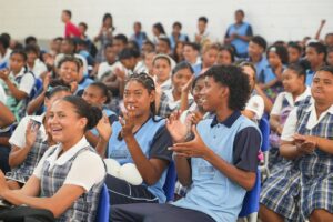 Estudiantes celebran llegada de programas universitarios en megacolegio San José de Clemencia