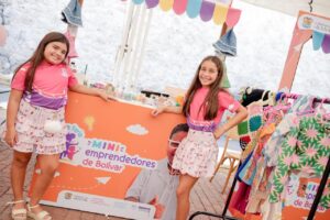 Niños muestran productos creativos en la Plaza de la Proclamación de Cartagena.