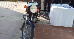 Motocicletas y celulares incautados a presuntos extorsionistas en el Bosque