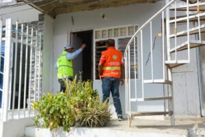 Aviso instalado en la entrada del sector orienta a residentes sobre horarios de recolección establecidos