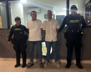 Patrullas capturan a dos delincuentes tras hurto de cadena en Getsemaní.