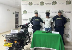Patrullas de vigilancia capturan a dos delincuentes tras violento robo de motocicleta en Cartagena