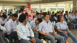 Estudiantes del SENA participan activamente en taller ambiental liderado por Veolia en Cartagena.