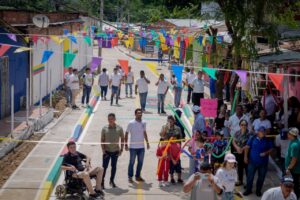 GOBERNADOR YAMIL ARANA ENTREGA CALLE Y ANUNCIA MILLONARIO PAQUETE DE OBRAS PARA EL CARMEN