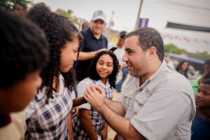 El gobernador Yamil Arana comparte avances de obras con estudiantes cartageneros comprometidos.
