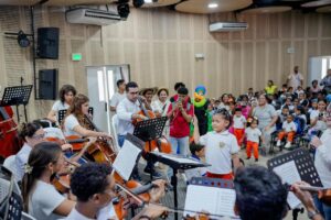 Niños bolivarenses disfrutan teatro musical que fortalece identidad cultural y derecho al juego