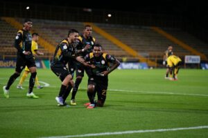 Ronaldo Lora festeja con euforia el empate que mantiene vivas las opciones.