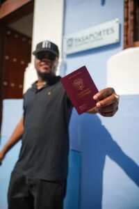 Ciudadanos celebran nueva sede de pasaportes con atención rápida y eficiente.