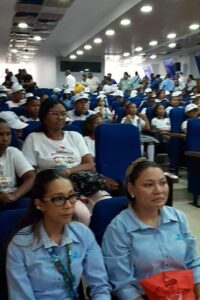 Jóvenes guardianes del agua celebran compromiso ambiental en Cartagena con entusiasmo colectivo.