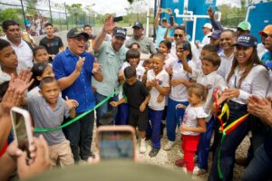 Comunidad celebra llegada del agua potable tras décadas de abandono y olvido.