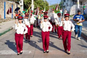 Desfile bolivarense ilumina calles con música, danza y orgullo comunitario vibrante.