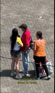Familia completa grabada en múltiples hurtos callejeros bajo engaños del cosquilleo.