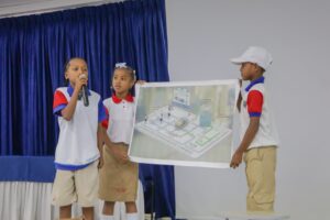 Emanuel Dickson presenta su proyecto innovador en clausura del programa ambiental escolar.