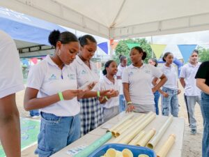 Niños cartageneros defienden el agua con creatividad y compromiso ambiental.