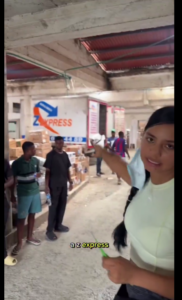 Andrea Rico descarga alimentos en Quibdó, ejemplo de humildad y patriotismo.