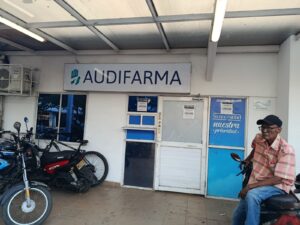 Filas interminables en Audifarma, reflejo cruel del colapso sanitario nacional.