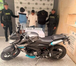 Policías recuperan cadena de oro hurtada en Getsemaní durante operativo nocturno.