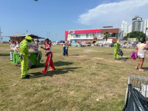 Equipo social sensibiliza asistentes sobre residuos y cuidado ambiental en Las Tenazas.