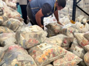 Donaciones de alimentos y agua llegan a familias afectadas en Bolívar