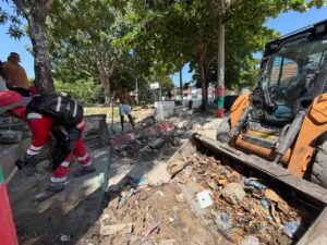 Brigada de Veolia recolecta sedimentos para mejorar ambiente comunitario.