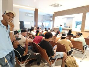 En Gestión Salud pacientes esperan 48 horas en silla de ruedas.