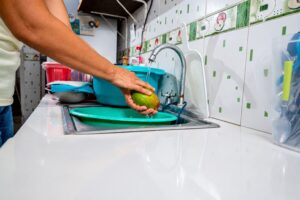 Familia responsable controla duchas cortas y reutiliza agua en tareas domésticas.