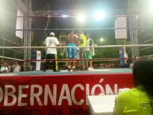 La lluvia no detuvo la energía y emoción de la jornada boxística.