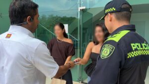 Secretario de Gobierno y comandante operativo entregaron celular recuperado a su propietaria afectada.