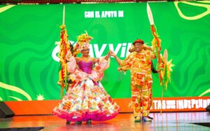 Explosión festiva cartagenera reúne comparsas, lanceros y artistas con orgullo patrio vibrante.