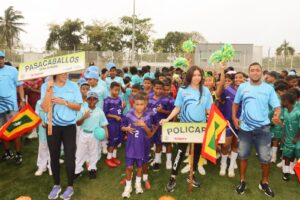 Delegaciones desfilaron desafiando lluvia y contagiando alegría deportiva colectiva.