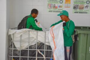Familias participan activamente recolectando materiales reciclables para competir.