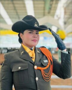 La primera carabinera de Bolívar construye confianza mediante servicio humano.