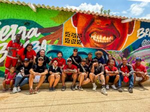 Niños plasman mensajes ambientales en mural ecológico comunitario inspirador.