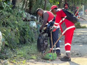 Operarios realizaron limpieza integral y recuperación de espacios comunitarios.